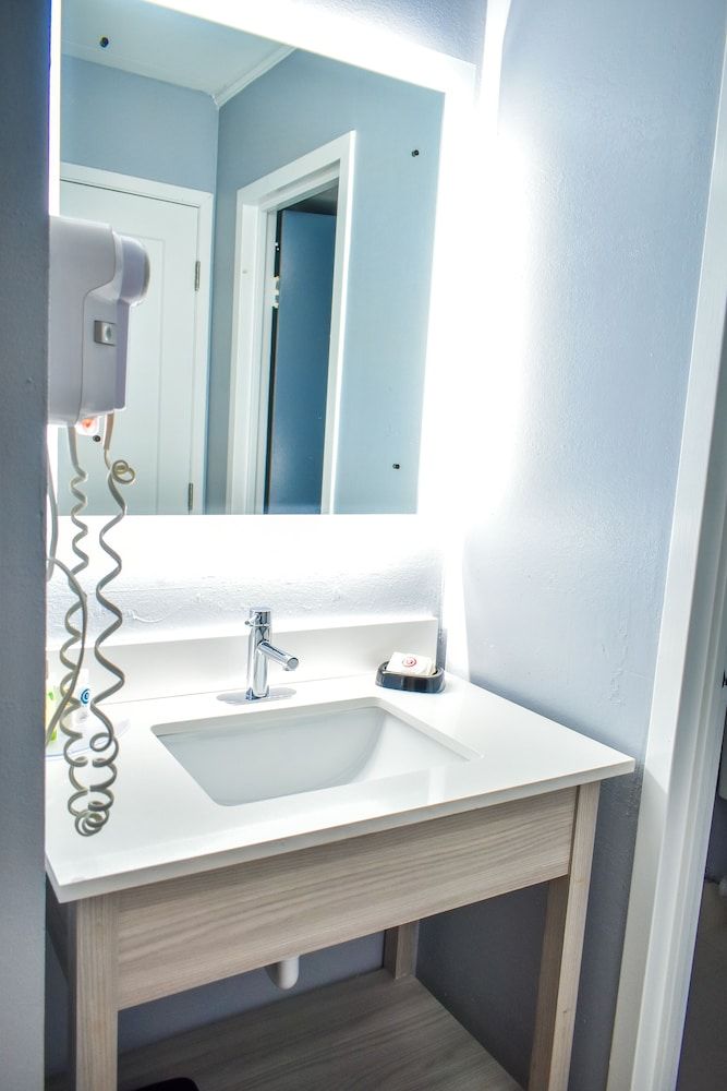 Comfort Inn Hyannis - Cape Cod Room, 1 King Bed, Accessible, Non Smoking 9