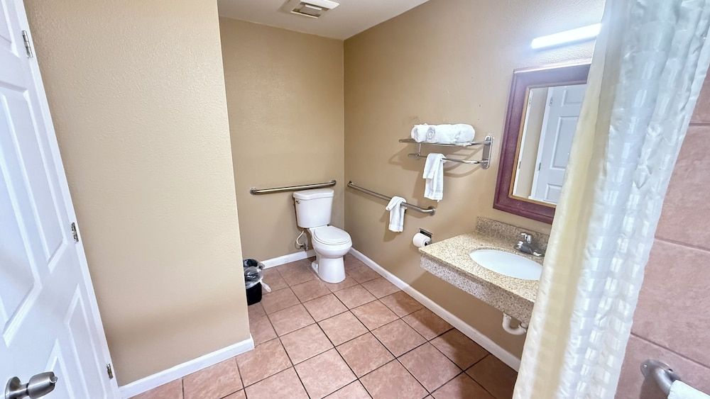 Valley Inn Standard Room, 1 King Bed, Roll-in Shower 8