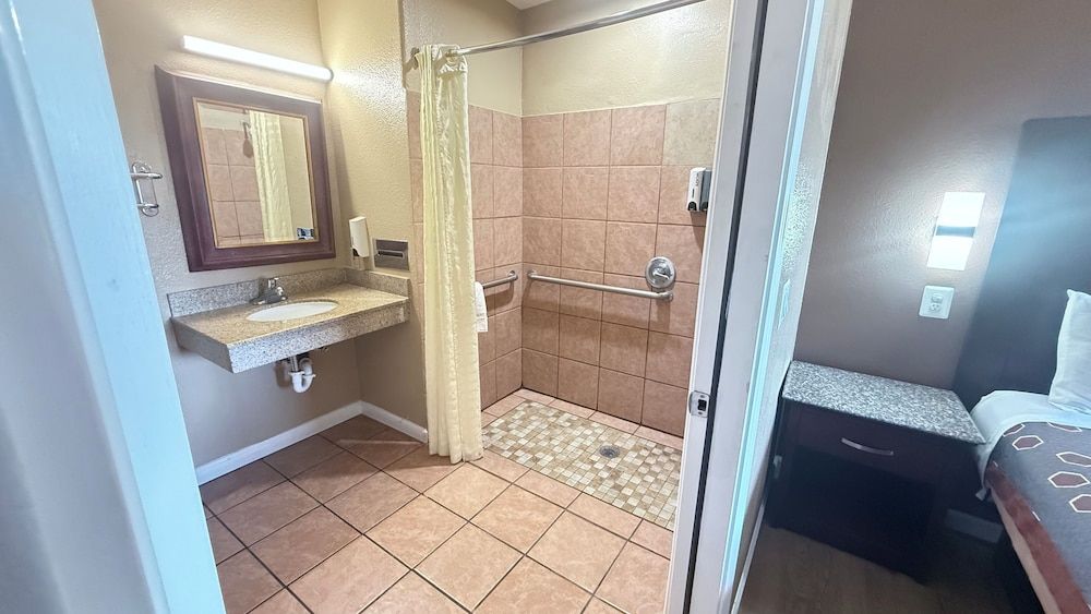 Valley Inn Standard Room, 1 King Bed, Roll-in Shower 6
