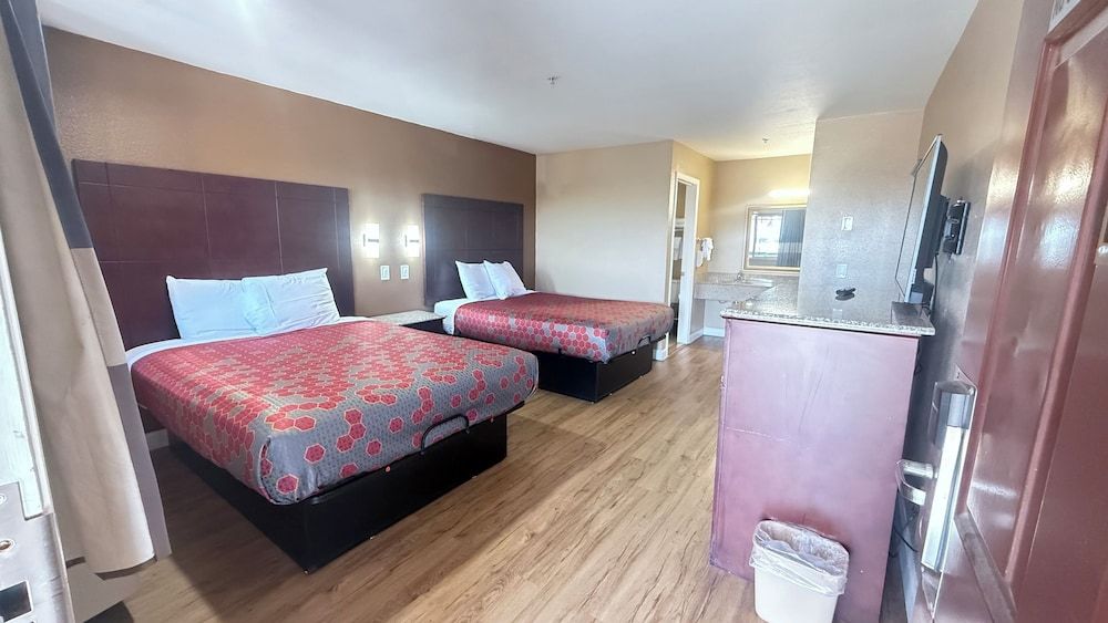 Valley Inn Standard Room, 2 Queen Beds, Non Smoking 3