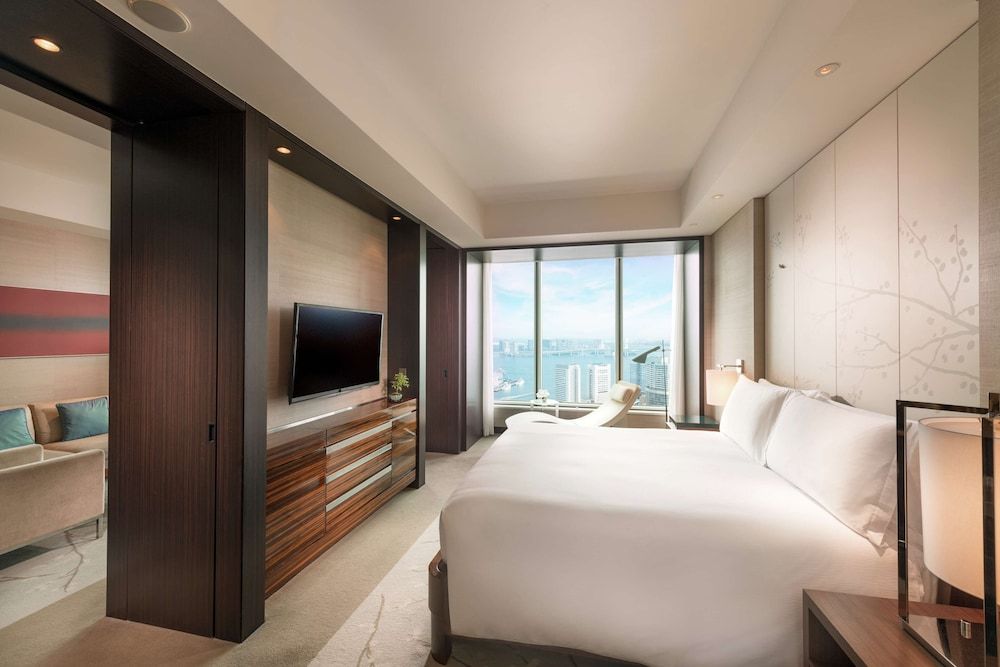 1 King Bed Suite with Bay View