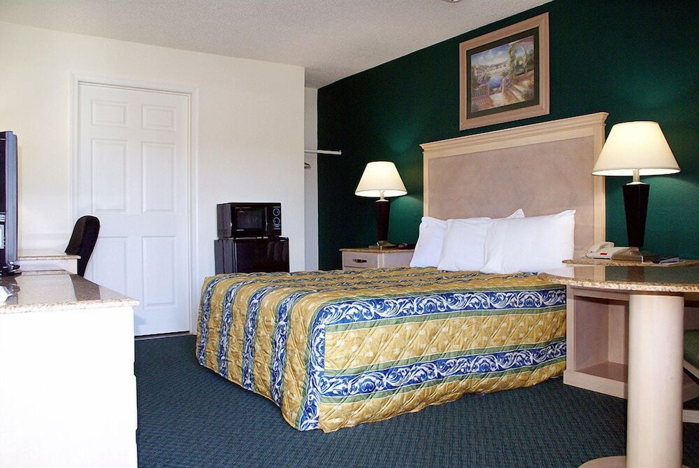 Economy Room, 1 Queen Bed