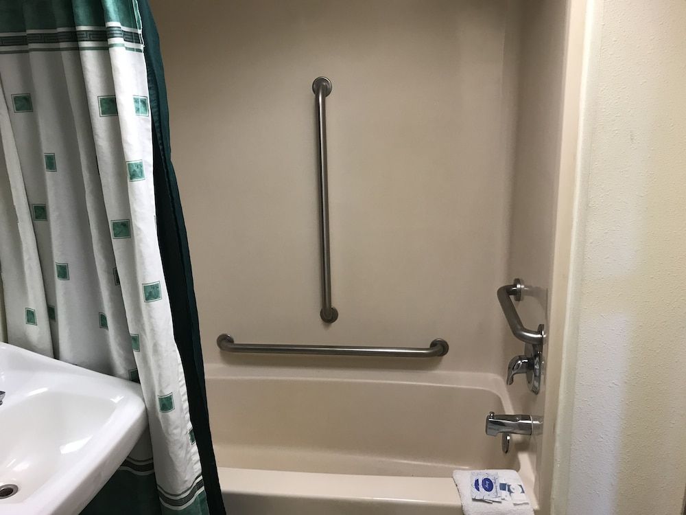 Economy Single Room, 1 Queen Bed, Accessible