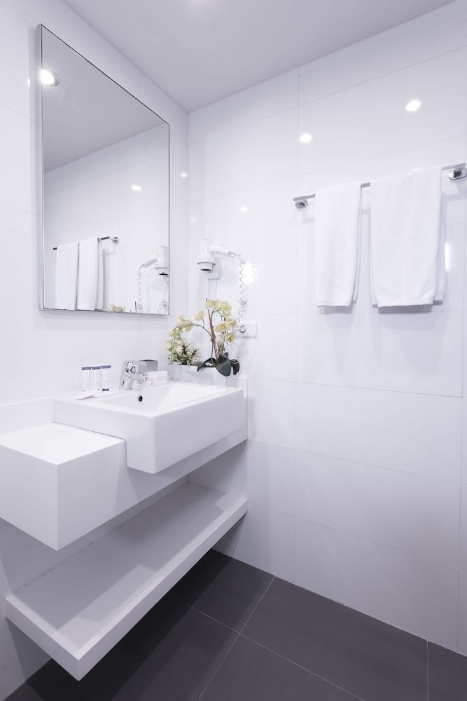 35 Rooms Deluxe Room, 1 King Bed 9