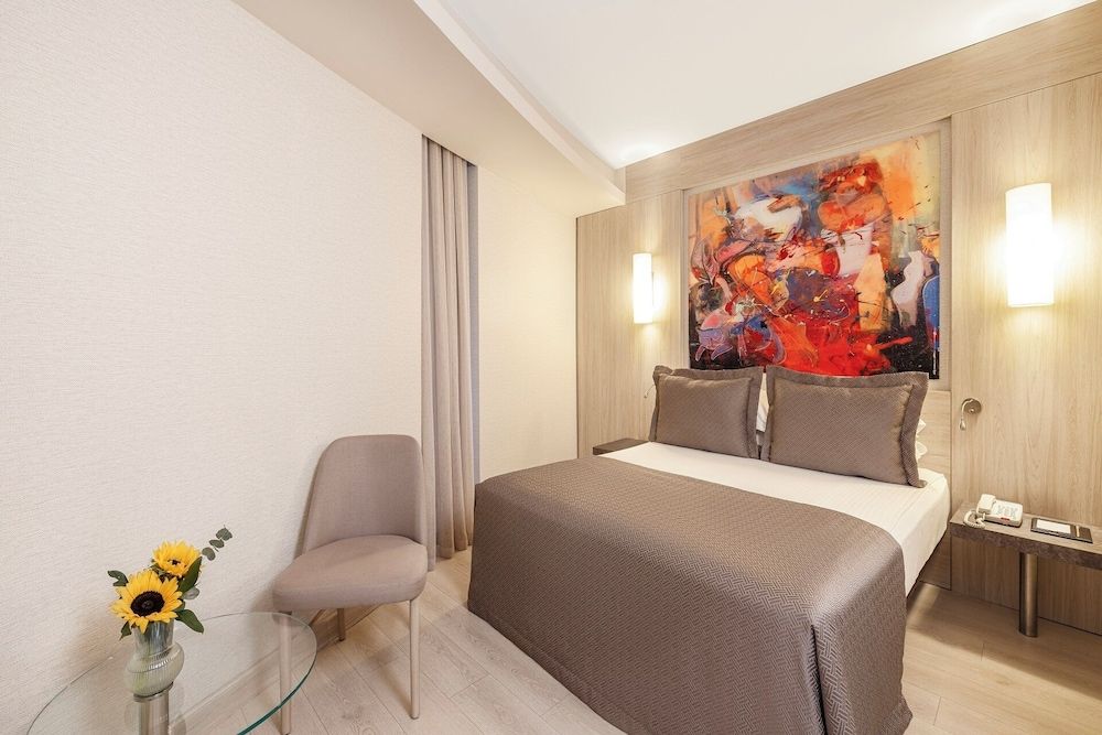 Deluxe Grand Suite with Sea View and Balcony