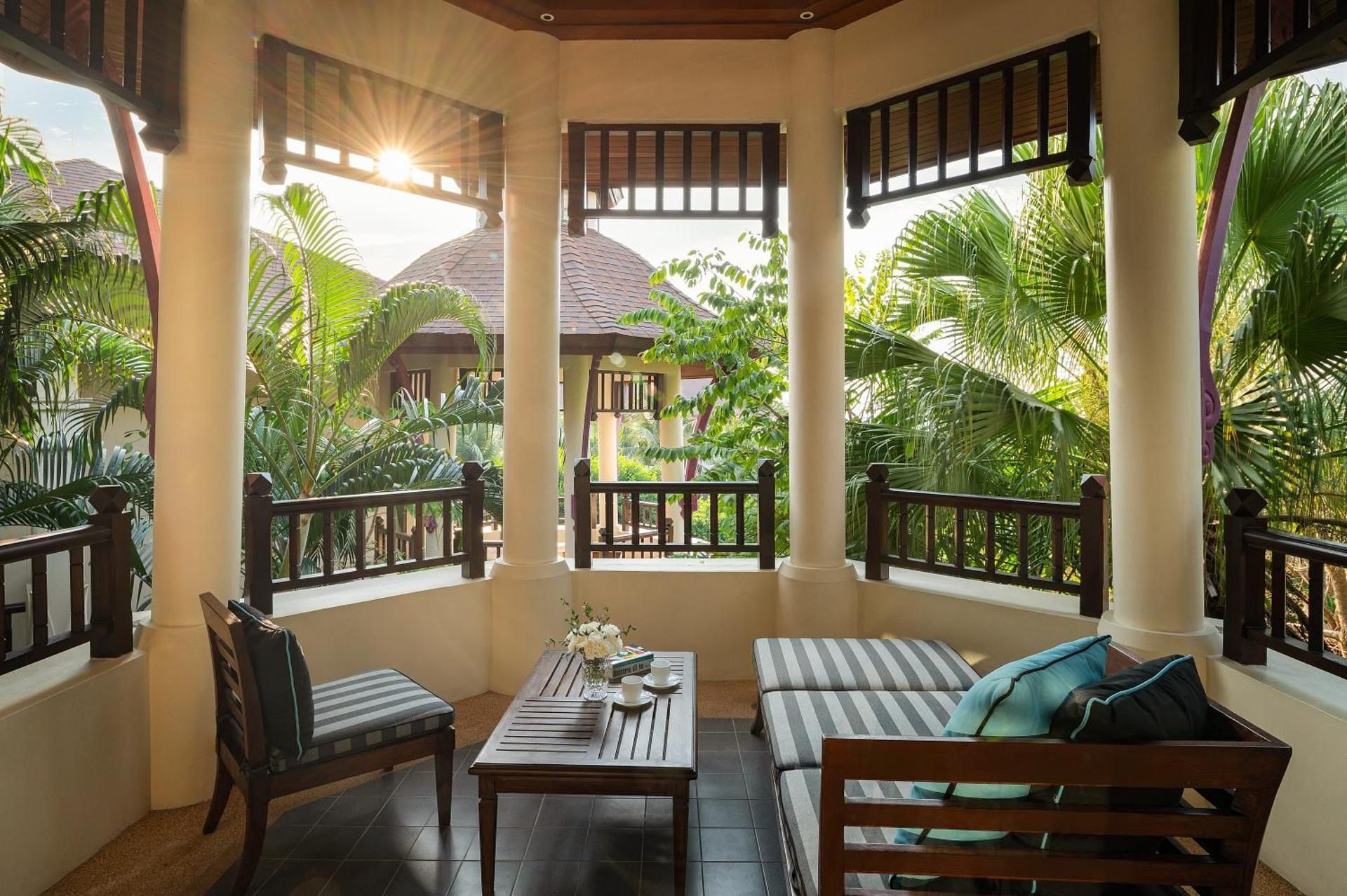 2 Queen Junior Suite Garden View Club Lounge Access