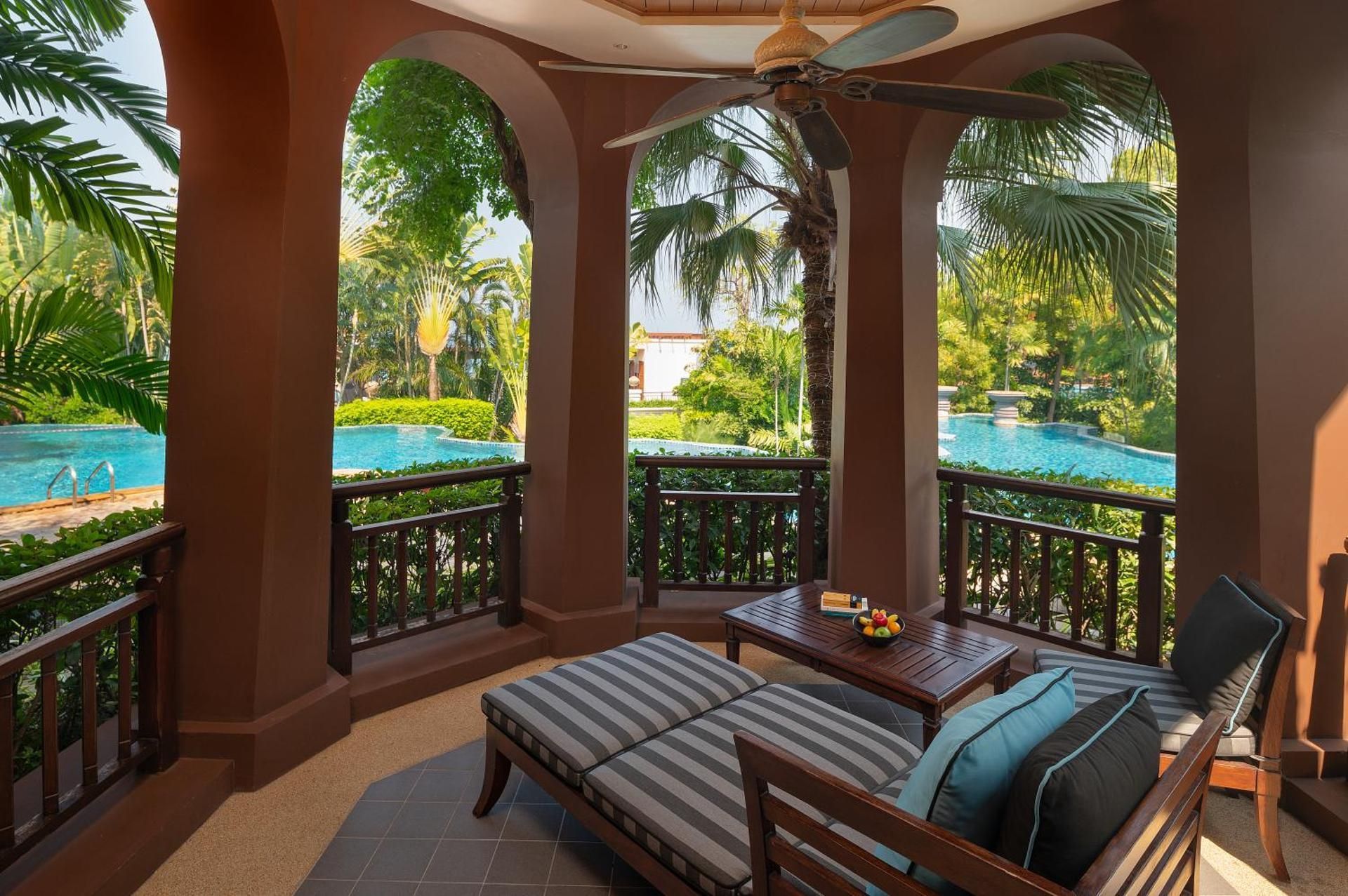 1 King Junior Suite Club Lounge Pool Access