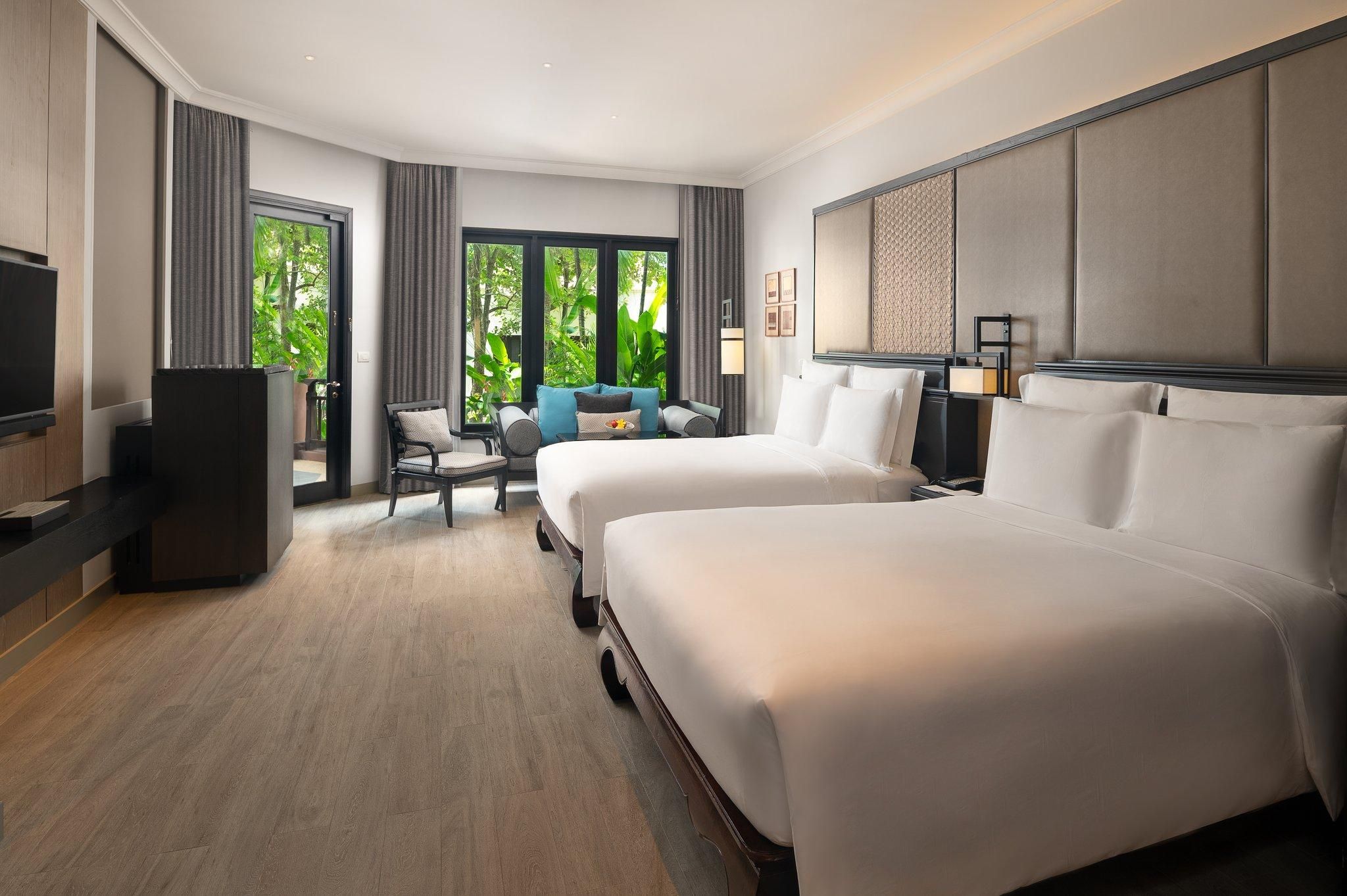 2 Queen Junior Suite Garden View Club Lounge Access