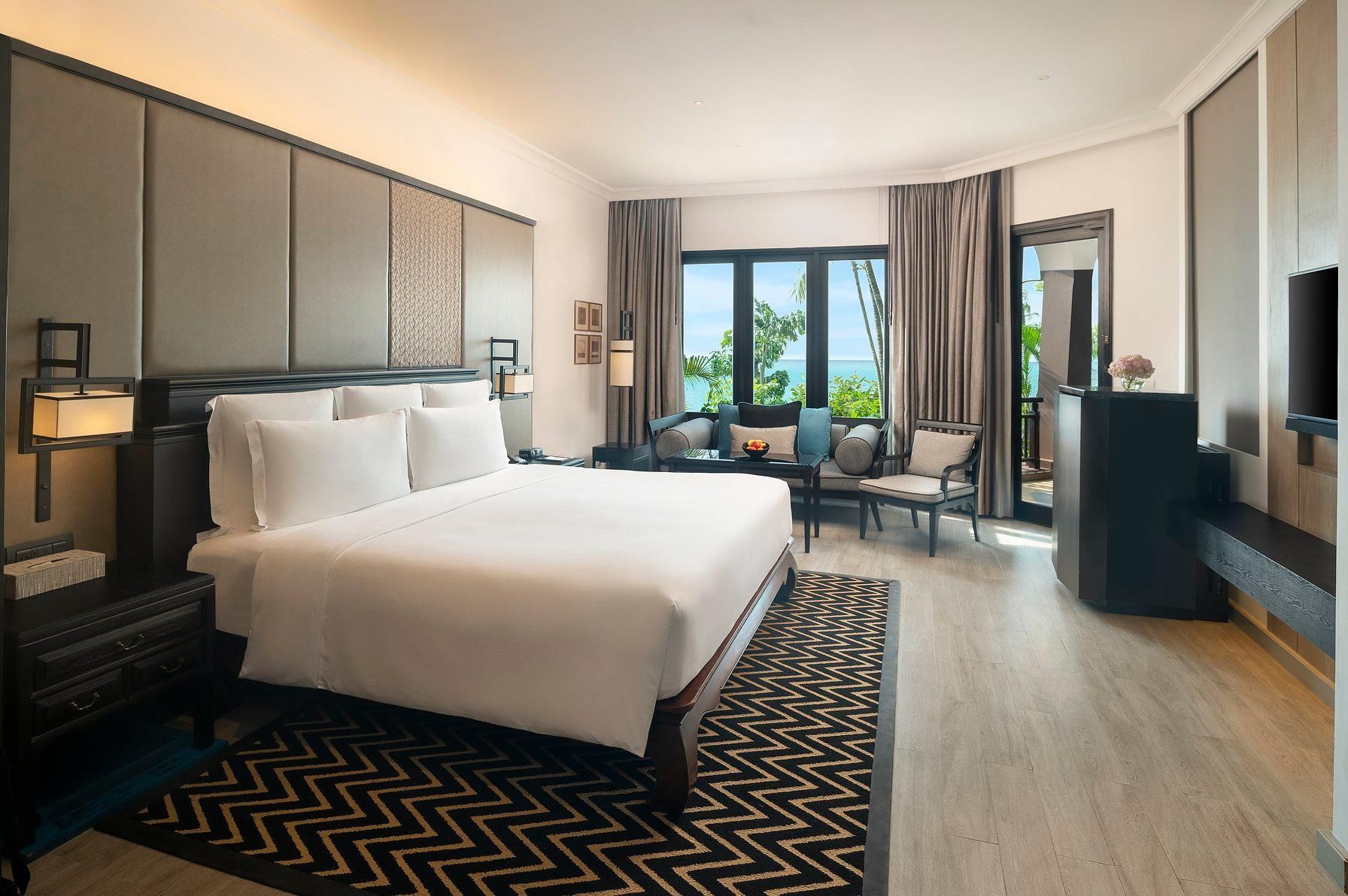 1 King Junior Suite Ocean View Club Lounge Access