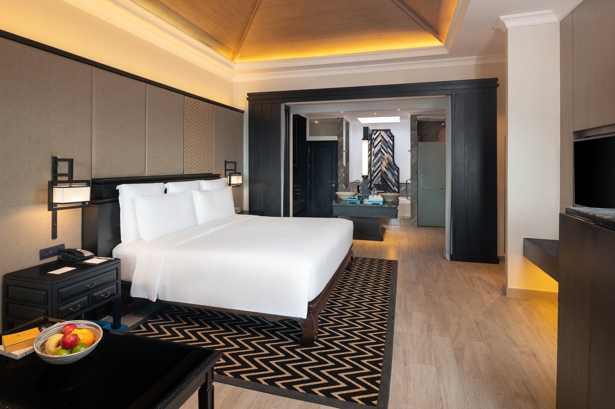 1 King Junior Suite Ocean View Club Lounge Access