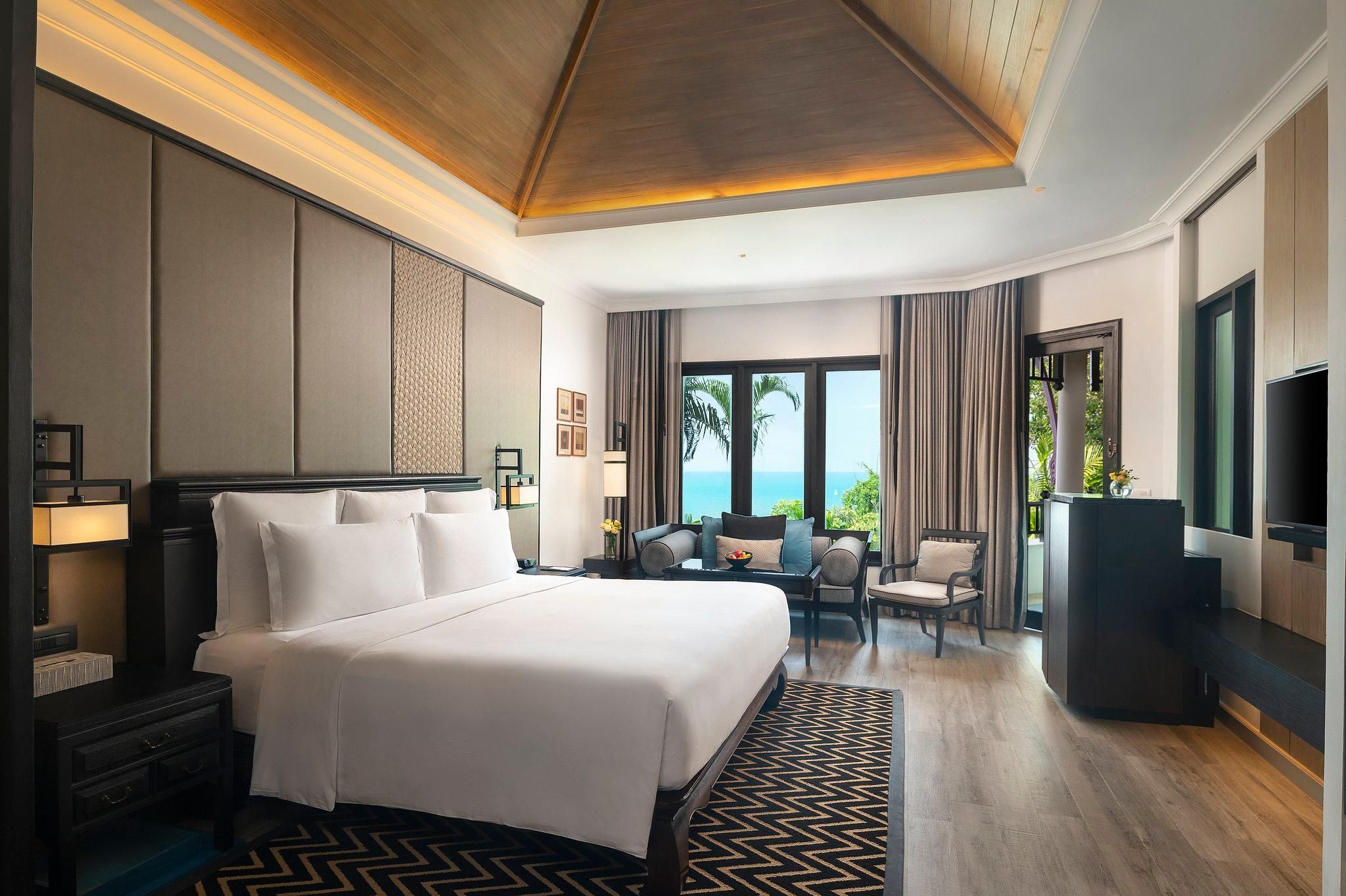 1 King Junior Suite Oceanfront Club Lounge Access