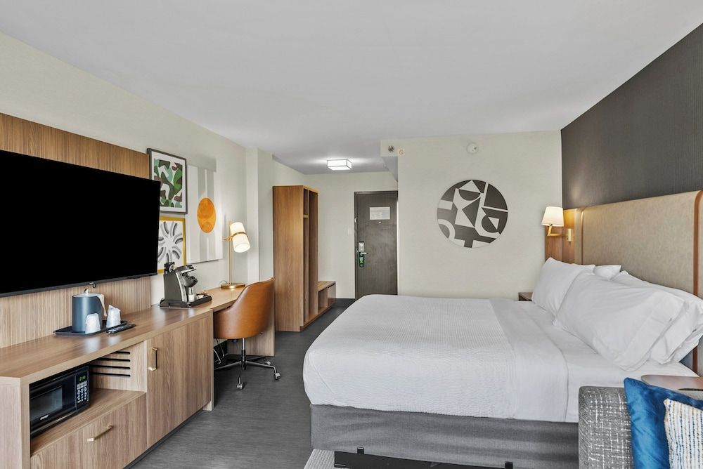 Holiday Inn Niagara Falls State Park Entry by IHG Standard Room, 1 King Bed, Accessible, Non Smoking (Communications, Accessible Tub) 3