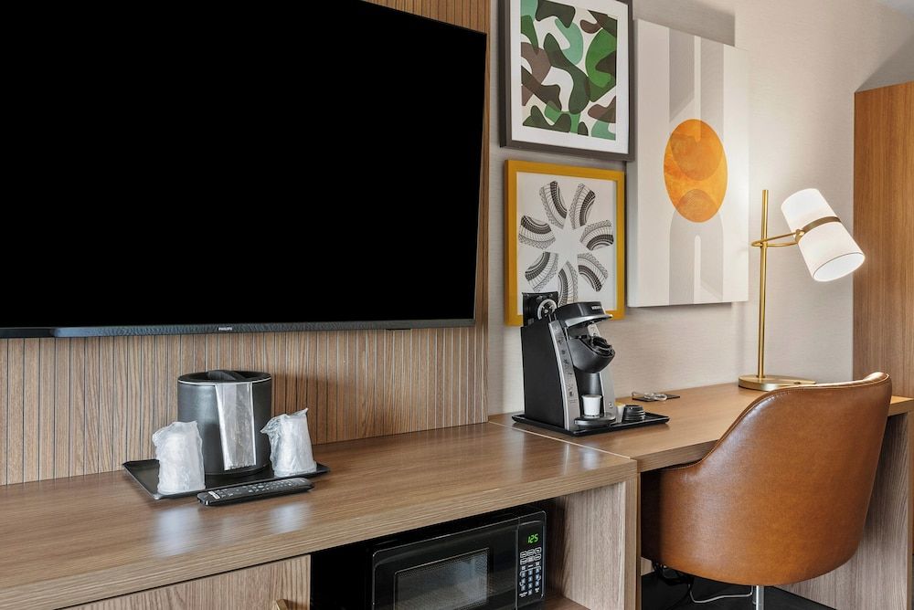 Holiday Inn Niagara Falls State Park Entry by IHG Standard Room, 1 King Bed, Accessible, Non Smoking (Communications, Accessible Tub) 10