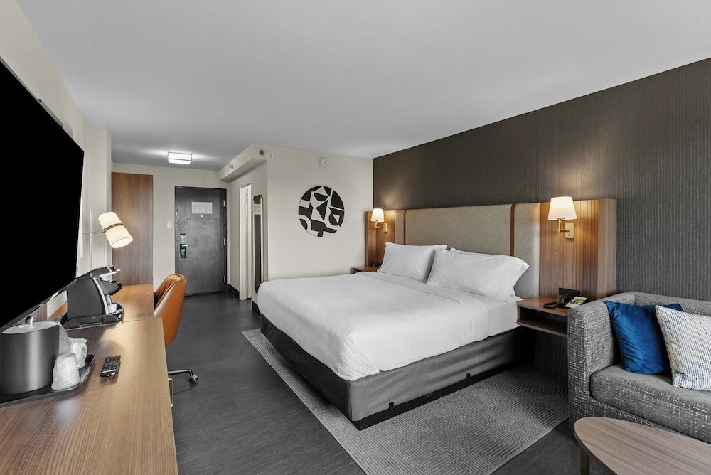 Holiday Inn Niagara Falls State Park Entry by IHG Standard Room, 1 King Bed, Accessible, Non Smoking (Communications, Accessible Tub) 4