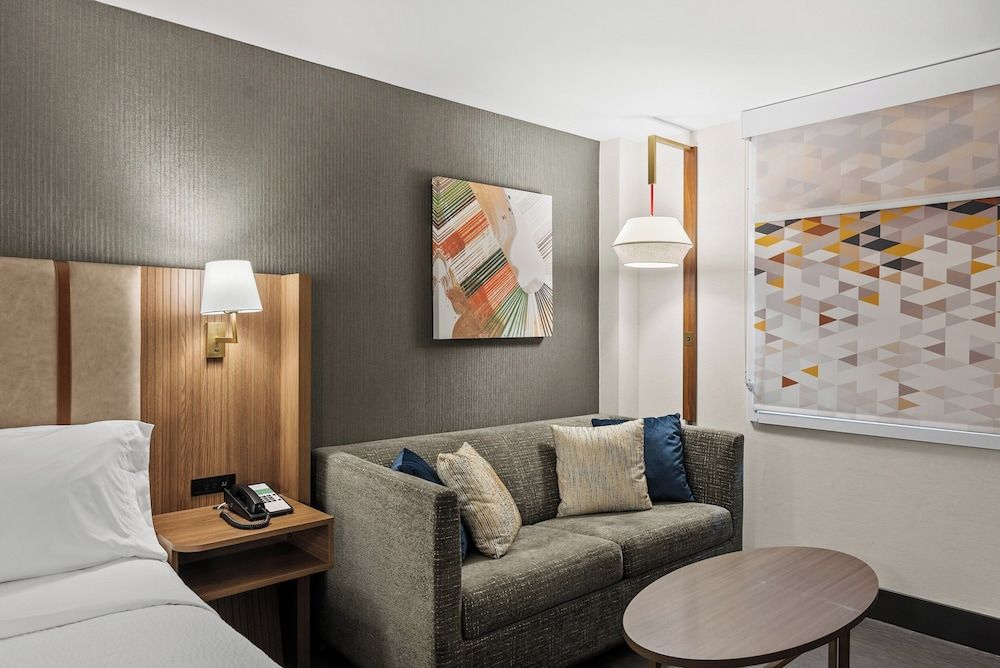 Holiday Inn Niagara Falls State Park Entry by IHG Standard Room, 1 King Bed, Accessible, Non Smoking (Communications, Accessible Tub) 13