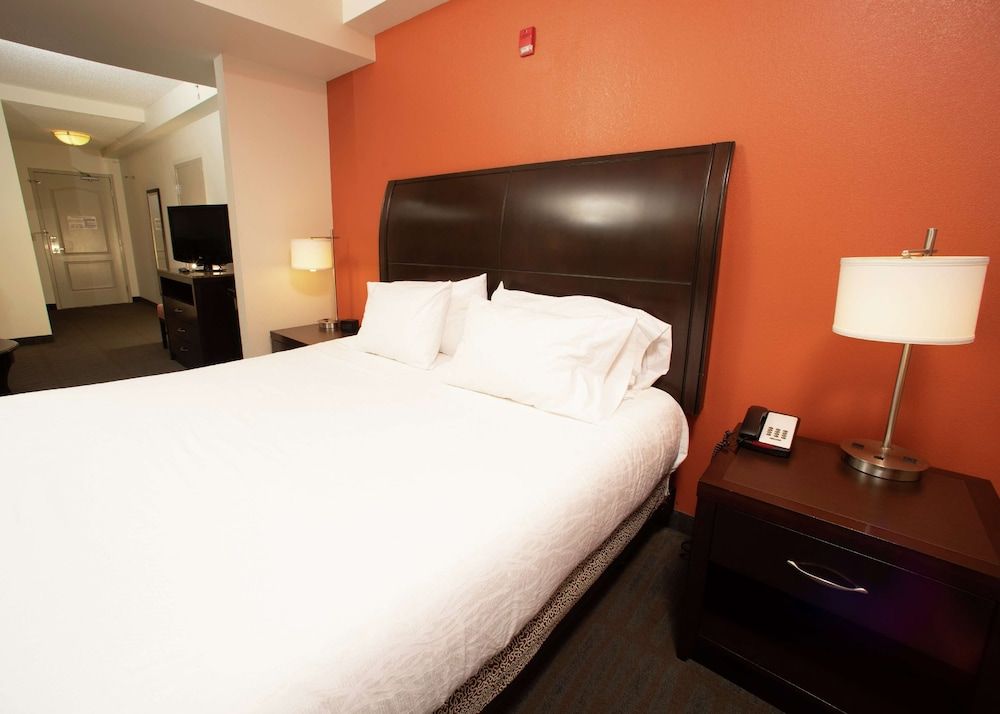 Suite, 1 King Bed, Accessible