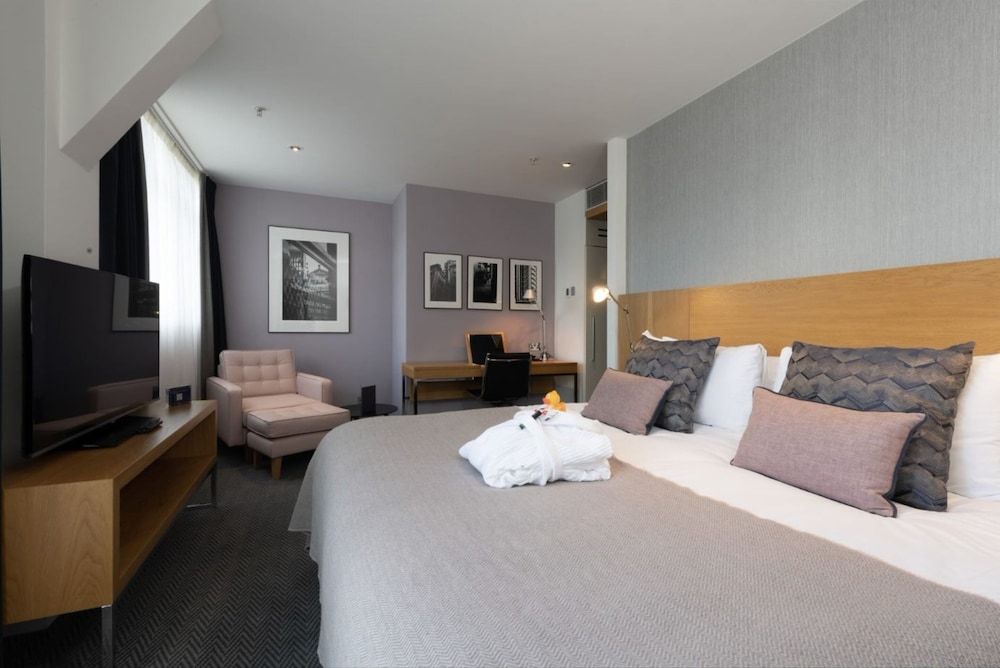 Deluxe Room, 1 King Bed (with Balcony)