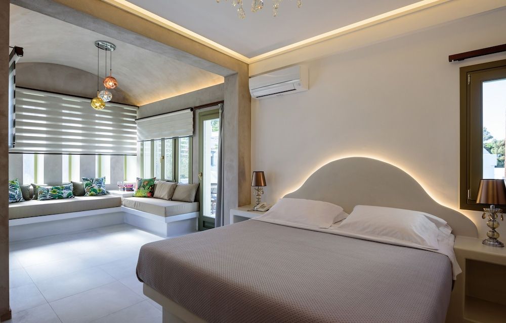 Junior Suite, Jetted Tub, Pool View