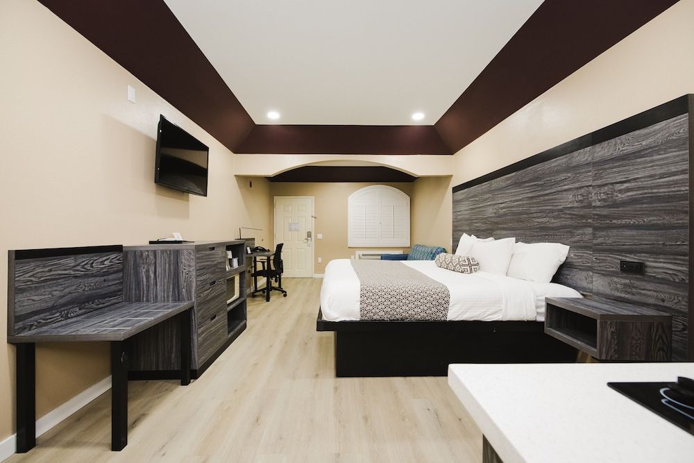 Sapphire Inn & Suites Standard Room, 1 King Bed, Smoking 9