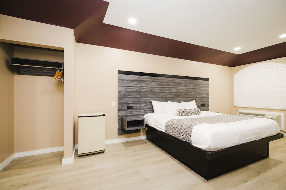 Sapphire Inn & Suites Standard Room, 1 King Bed, Smoking 3