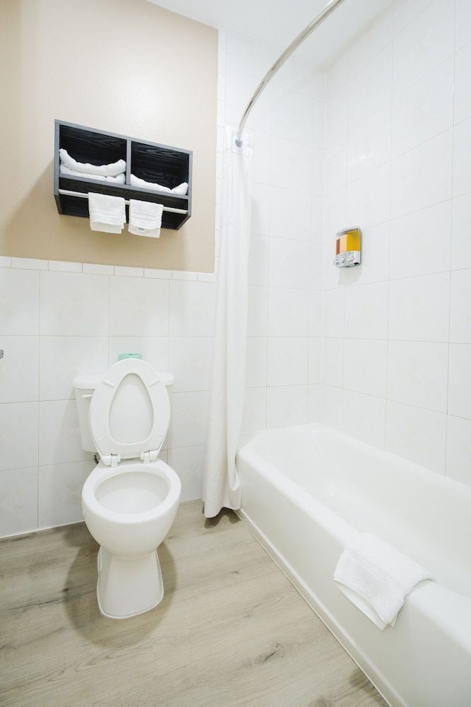 Sapphire Inn & Suites Standard Room, 1 King Bed, Smoking 15