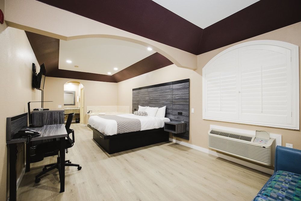 Standard, King, Smoking Allowed, Jacuzzi