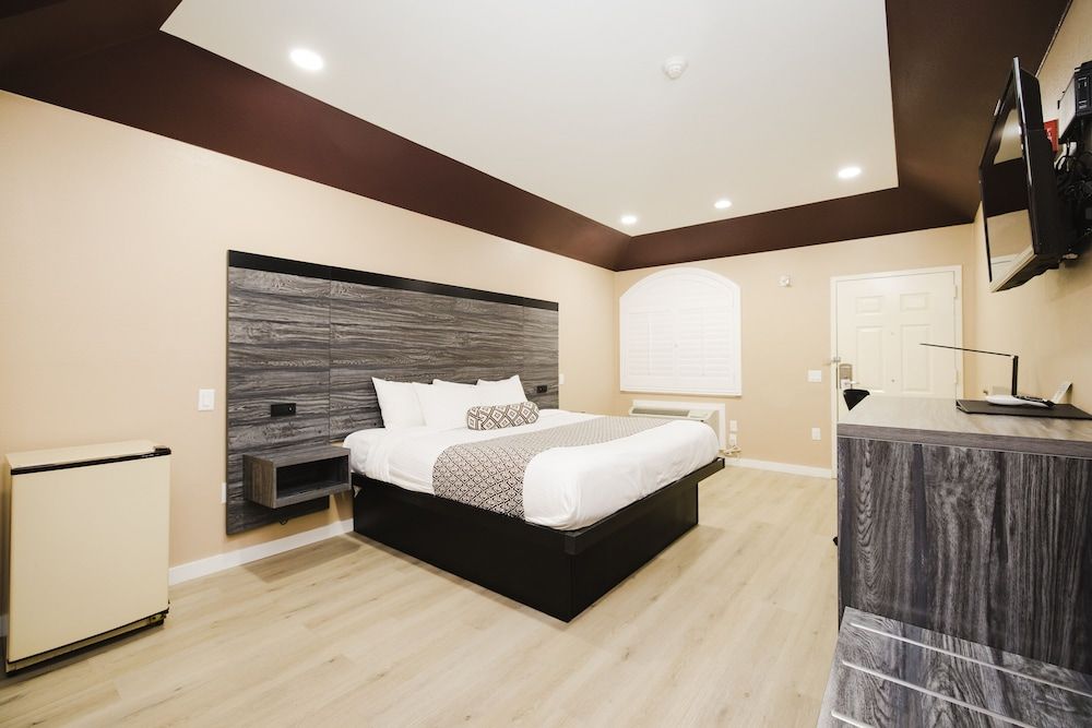 Sapphire Inn & Suites Standard Room, 1 King Bed, Smoking 4