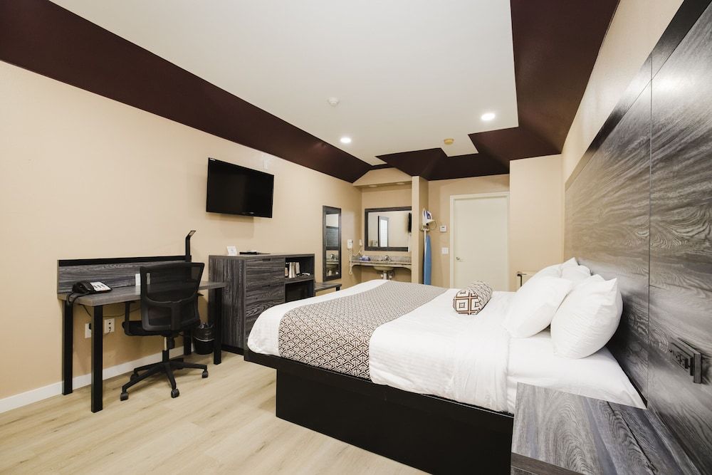 Sapphire Inn & Suites Standard Room, 1 King Bed, Smoking 6