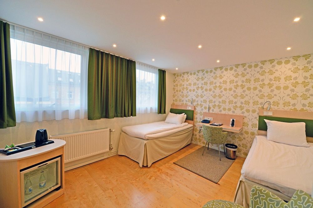 Best Western Hotel Royal Standard Room, 2 Twin Beds, Non Smoking 3