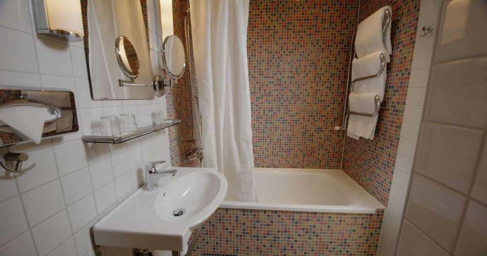 Best Western Hotel Royal Standard Room, 2 Twin Beds, Non Smoking 14