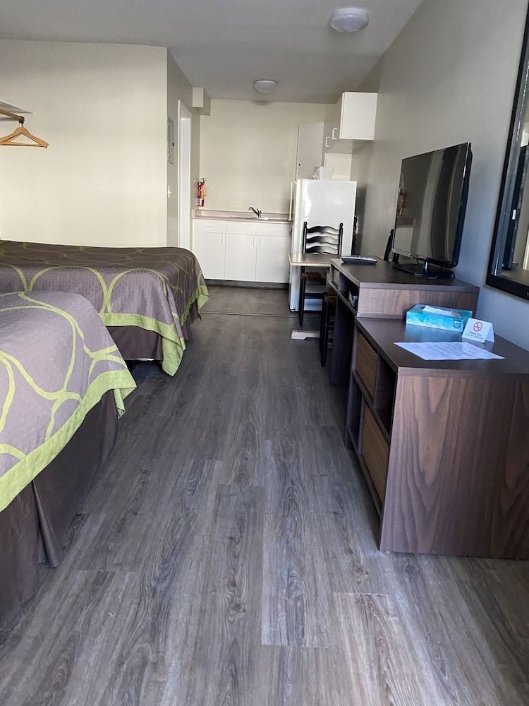 2 Queen beds, Non smoking, Full kitchen