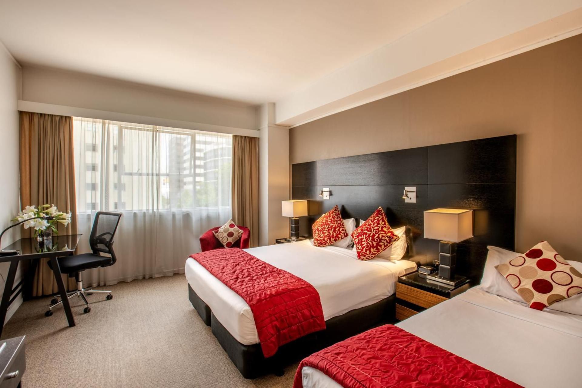 Mercure Wellington Abel Tasman Standard room with 1 king bed and 1 single bed 2