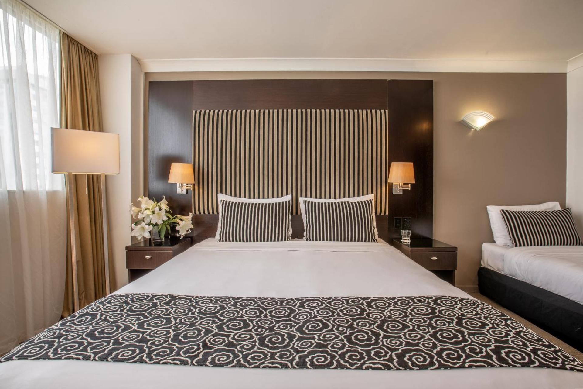 Superior room with 1 queen bed