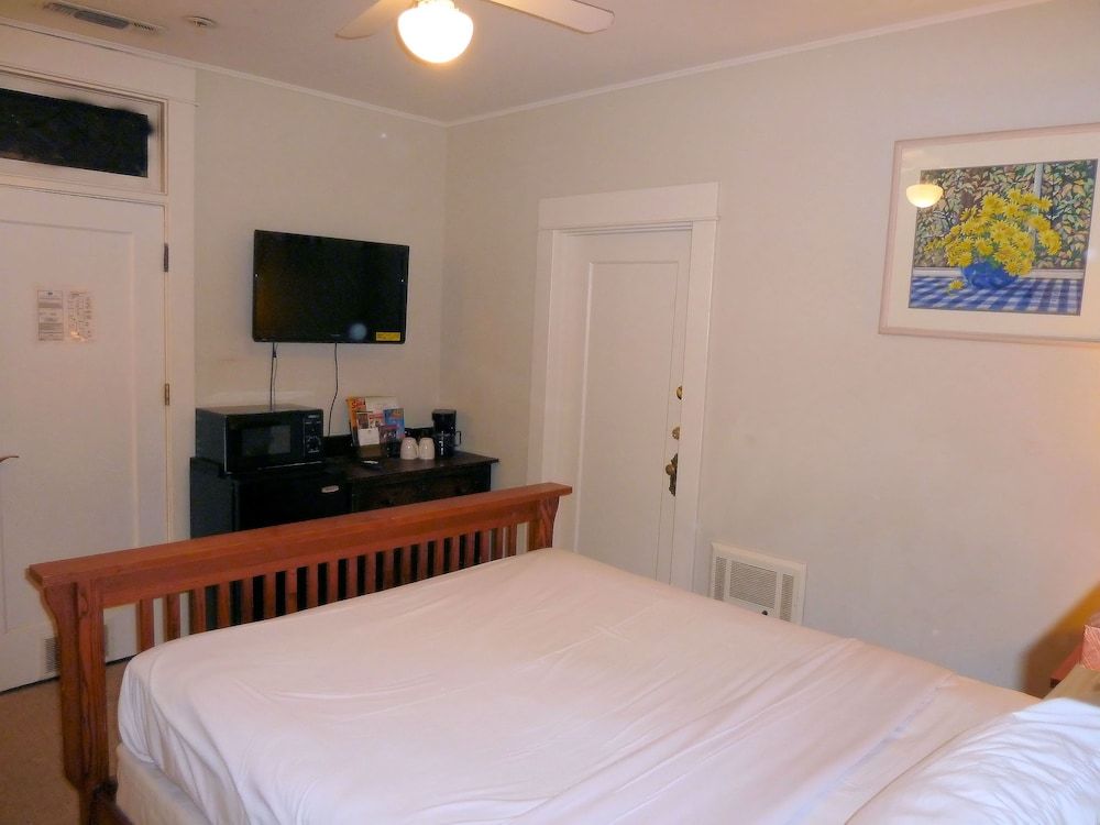 Basic Room, 1 Queen Bed, Non Smoking, Shared Bathroom