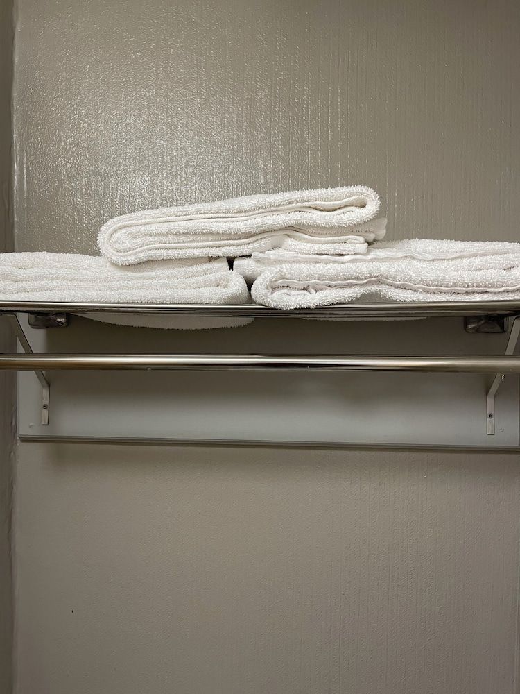 FairBridge Inn & Suites McDonough Standard Room, 1 King Bed, Smoking 5