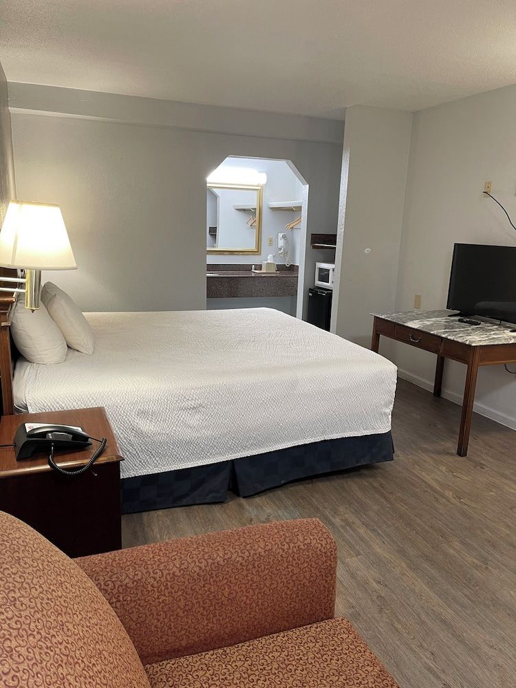 FairBridge Inn & Suites McDonough Standard Room, 1 King Bed, Non Smoking 3