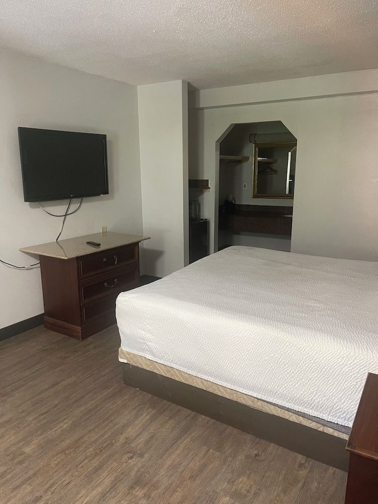 FairBridge Inn & Suites McDonough Standard Room, 1 King Bed, Smoking