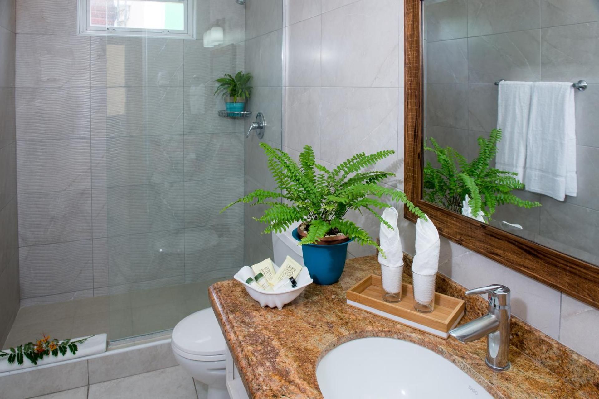 Yellow Bird Hotel Two Bedroom Suite with Private Rooftop Patio & Seaview 2