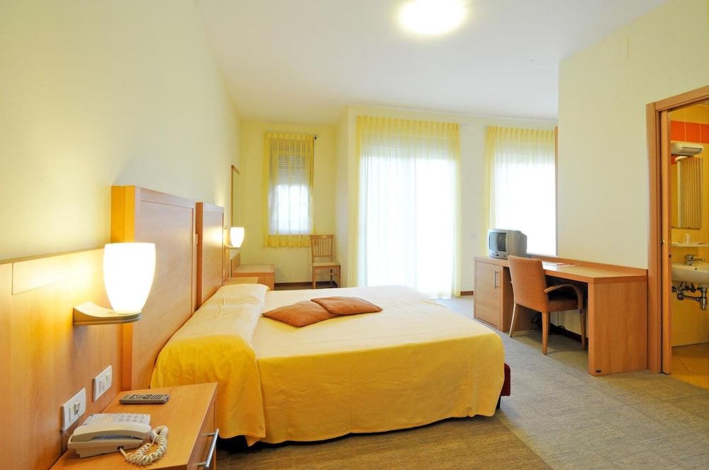 Hotel Foresteria Volterra Standard Quadruple Room 2