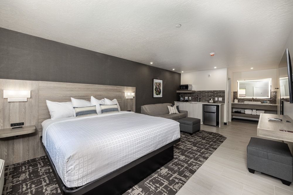 Deluxe King Suite