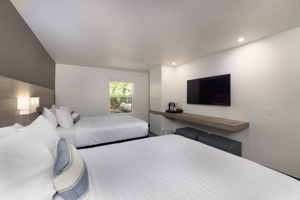 Deluxe Queen Room