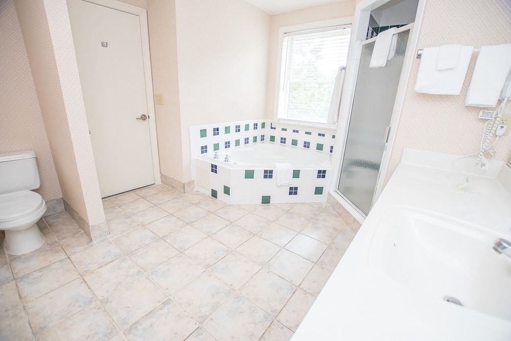 Lake Chatuge Lodge King Suite with Parlor 2