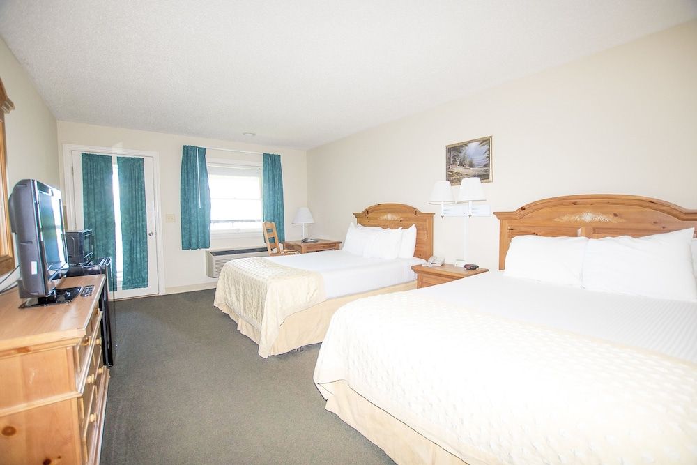 Lake Chatuge Lodge Standard Room, 2 Queen Beds 2