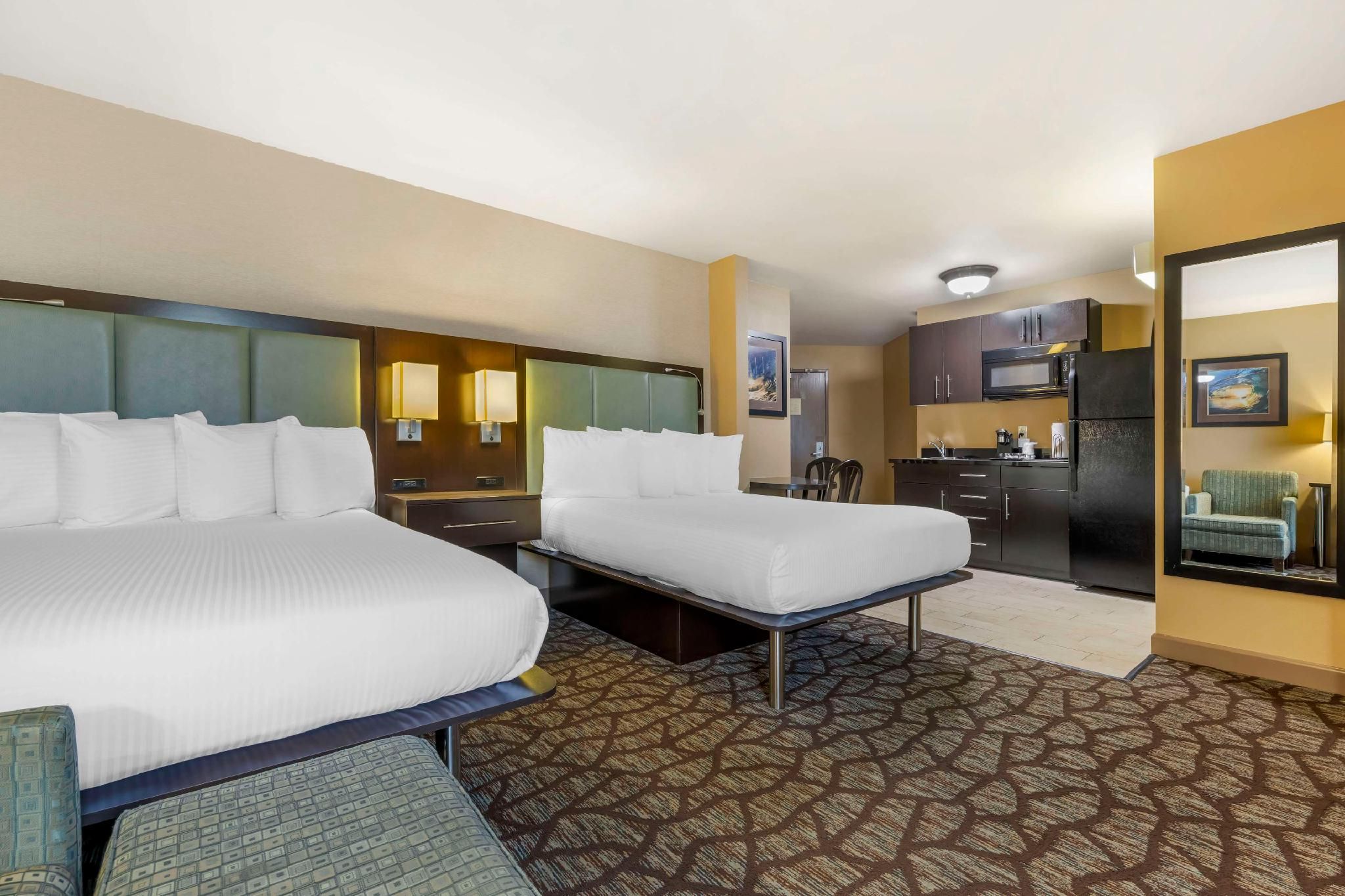 accessible - 2 queen, mobility accessible, communication assistance, bathtub, kitchenette, wi-fi, no