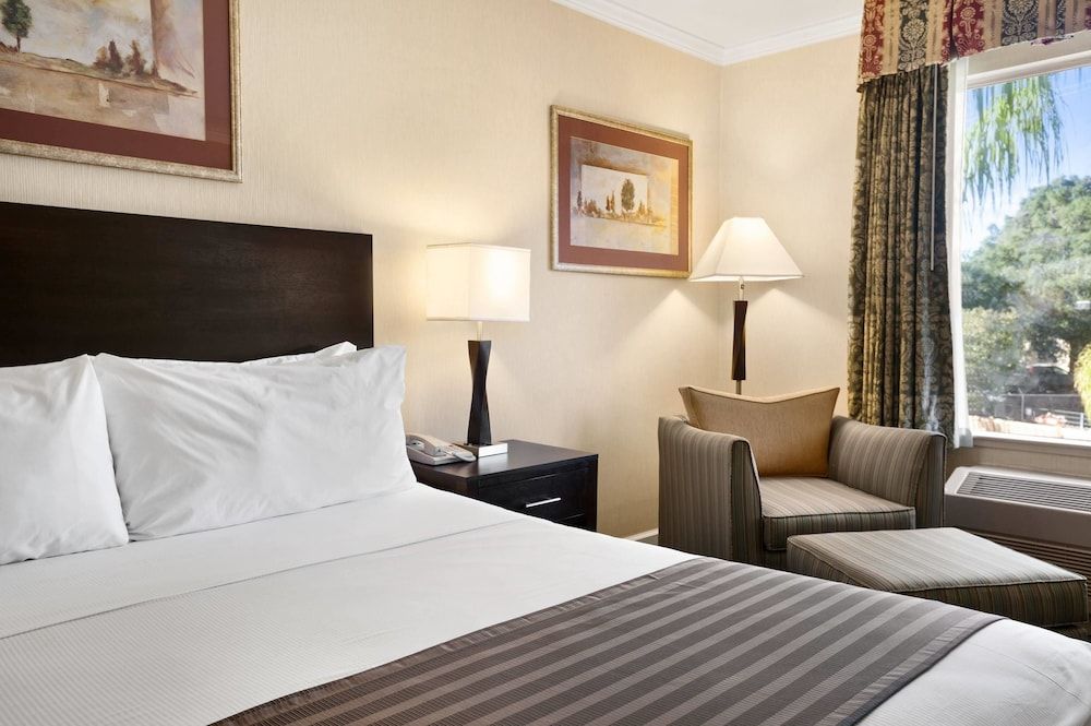Room, 1 Queen Bed, Accessible, Non Smoking (Bathtub w/ Grab Bars)