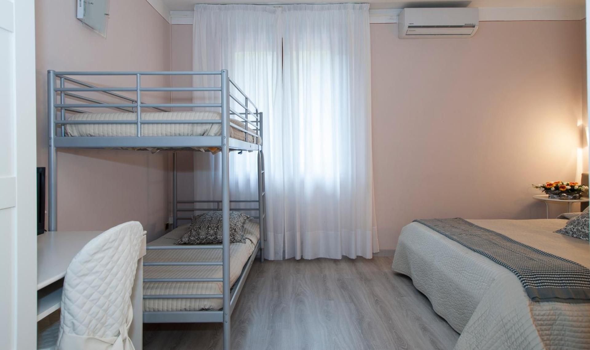 Family Room (2 Adults + 2 Children)
