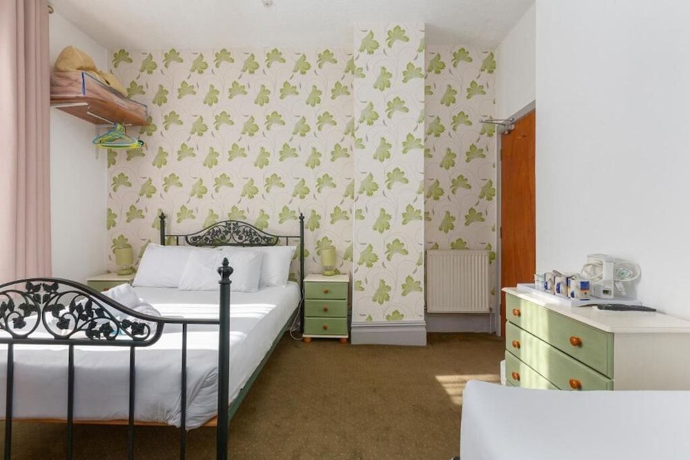 The Sandringham Court Hotel and Apartment Double Room 4