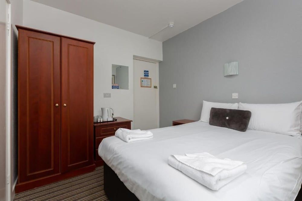 The Sandringham Court Hotel and Apartment Double Room 5