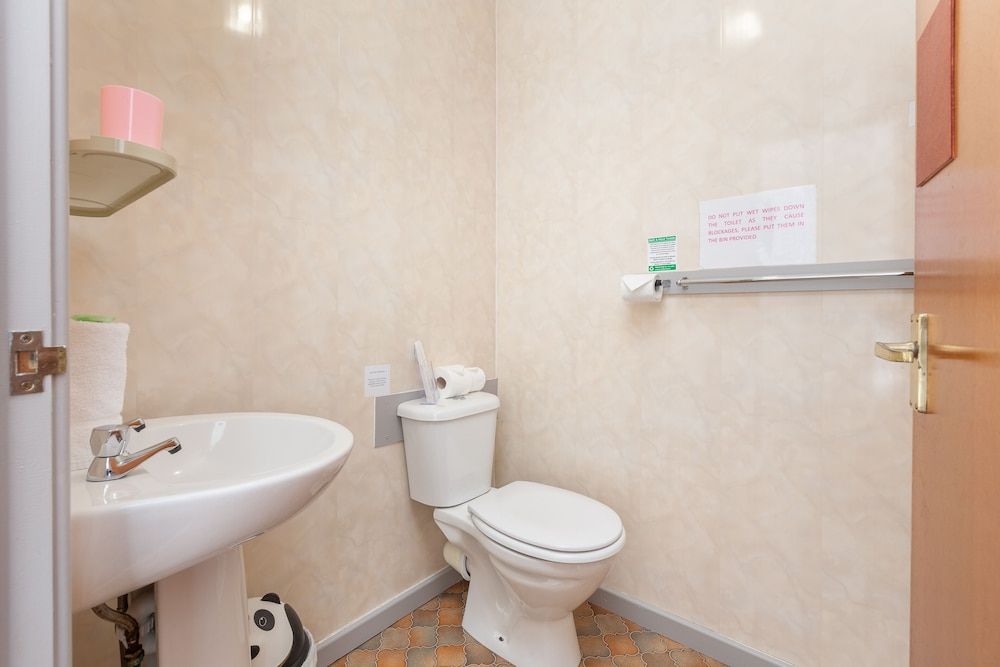 The Sandringham Court Hotel and Apartment Double Room 8