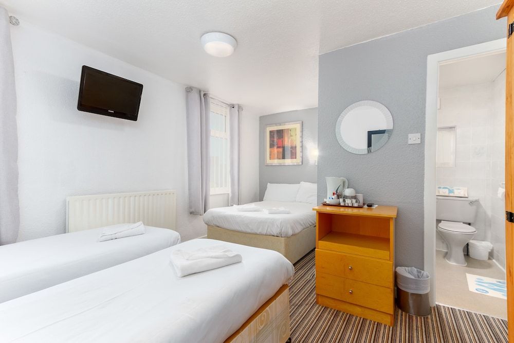 undefined The Sandringham Court Hotel and Apartment 3